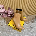 Collection Fendi first Fendi 这一季系列设计未免太好看了～太帅了 走路特别有风度 这款鞋履主要材质侧面极具辨识度的倒“F”金属样式鞋