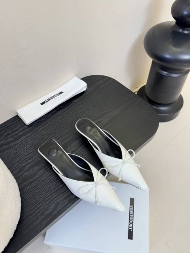 Jacquemus 25 Aw 尖头小猫跟单鞋 近期热门单品 这双很时髦啦 各大网红上脚 搭配度满分 原版开发制作 匠心开发 原版定制开边珠牛皮 羊皮内里 真皮