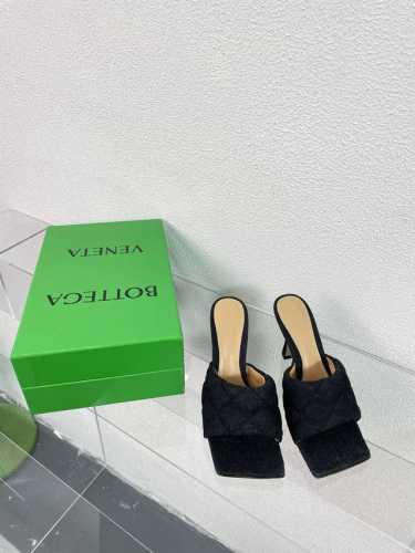 Bv 葆蝶家 新加洗水牛仔深口拖鞋 金色 Bottega Venet 深口面包拖鞋继续延续 夸张的各种配色 必将影响穿搭界 各个明星 博主争相试穿 全部改换包装