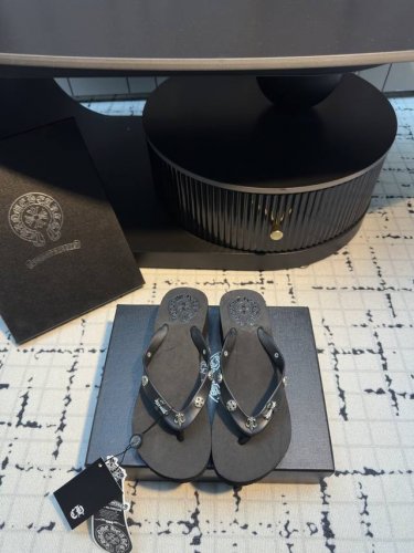 chromehearts 克罗心 25Ss 今夏最流行的人字拖鞋 高端大气上档次外 更适合懒人族们 一脚蹬就穿好了 都不用动下手 方便快捷 码数 35 40 4