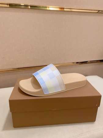 工厂价: Burberry 巴宝莉 拖鞋 男鞋高端品牌 官网1:1最新力作：原版开模定制，面料釆用进口原版橡胶材料制作，升级版大底，更轻便，防滑。市场顶级品质， - 点击图像关闭