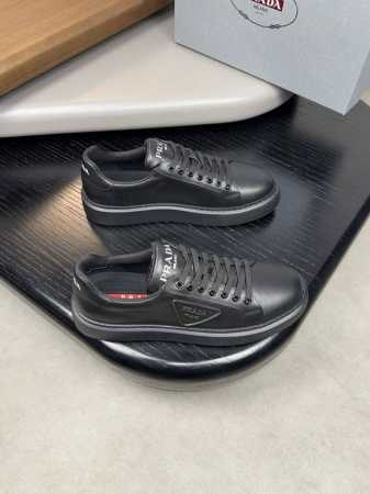 Prada 普拉达 -高端品质 原单休闲运动鞋 -鞋面 纳帕小牛皮、鞋身注塑品牌Logo图腾 -内里 水染牛皮 -大底 超轻Tpu发泡.橡胶；双色成型大底 -超 - 点击图像关闭