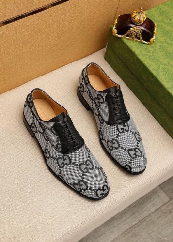 商品商标：Gucci 古驰 商务皮鞋 正码码数: 38-44 45.46.47订制 商品材料：精选 进口头层布料鞋面，进口牛皮内里。强烈立体视觉效果，组合大底