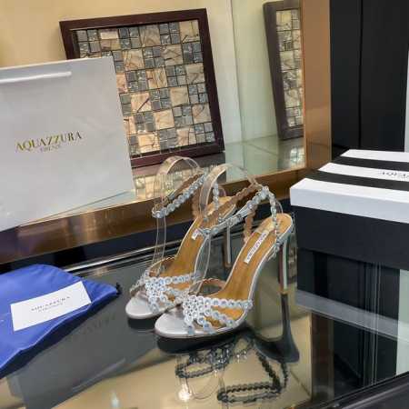 Aquazzura 菠萝2024 春夏新品高跟凉鞋。满满的钻，超闪 精致女人必备款太性感了吧！超级显气质的一款。 松紧套脚一字踝带高跟，简洁别致造型，高挑的鞋身 - 点击图像关闭
