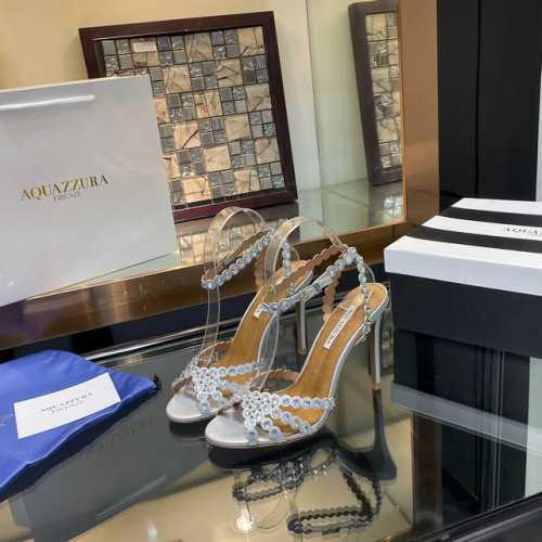 Aquazzura 菠萝2024 春夏新品高跟凉鞋。满满的钻，超闪 精致女人必备款太性感了吧！超级显气质的一款。 松紧套脚一字踝带高跟，简洁别致造型，高挑的鞋身