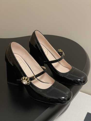顶级品质 25Ss早春新款Roger Vivier Rv花朵钻扣玛丽珍单鞋小雏菊钻扣高跟鞋漆皮芭蕾舞鞋 Tres Vivier漆皮玛丽珍鞋 系列重新诠释经典鞋履