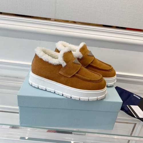 出 Prada 秋冬新款羊毛乐福鞋 复古休闲运动鞋再次升级 鞋舌新增品牌Logo三角形装饰设计 立体有质感 原版1:1开发 普拉达这款休闲小布鞋特别的耐看 面料