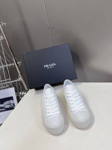 代购级 Prada 普拉达 厚底球鞋 帆布鞋 科技帆布最新黑科技 相隔几年Prada又给我们带来好看的饼干鞋了 时髦精绝对不能错过的必入款 没有任何繁杂装饰，质