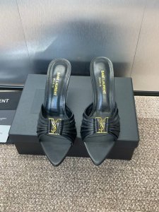 工厂p价p Saint Laurent paris 圣罗兰2025春夏新款高跟女鞋 Ysl字母Logo五金扣明星同款圆头细跟一字拖露趾凉拖鞋 材质:鞋面进口混种