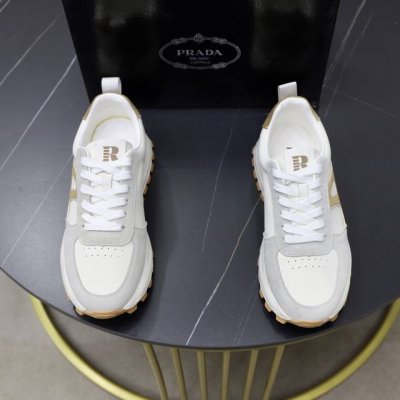 出厂价Pp： 品牌：普拉达Prada 标准码：38-44 45订做 等级：官网同款 材料：原版材料拼接 舒适透气内里 轻便耐磨运动大底 款式类别：男士时尚休闲鞋
