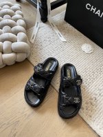 Chanel 魔术贴凉鞋新色系列！经典中的经典 这款不用过多介绍了每年夏天都非常火~ 闭眼入就对了对版对标版本！ 内里编码专柜一致面料羊皮 发泡大底！码数:34