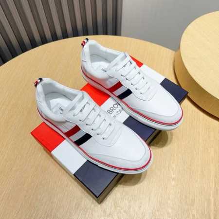 工厂p价 Thom Browne 汤姆 布朗 汤姆这个邪魅酷感的新锐品牌 让我们在这个夏天有了放松 时髦 个性的新选择 Tb白鞋风暴.鞋面采用原版头层小牛皮内里 - 点击图像关闭