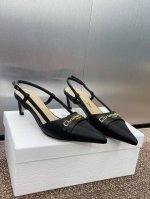 工厂p价p 迪奥 2025春夏高定系列新款 My Dior 低跟尖头女鞋 Cd字母Logo五金扣细跟后空凉鞋 材质：进口开边珠牛皮 小牛皮 环保透气科技面料+水