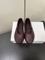 The Row新款玛丽珍单鞋 特别好穿搭，简约时尚达人必备款 Ins博主的香饽饽 第一眼看到不太起眼但是越看越好看 越穿越好穿，时尚又温柔！内里依旧采用柔软羊里