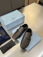 普拉达 Prada 2025春夏走秀款复古手工雕花皮雕扣平底鞋 时髦精的狂爱，走秀款整个鞋子采用原版1：1做旧工艺，鞋头采用复古镂空设计皮带扣点缀复古时髦感满满