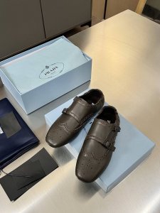 普拉达 Prada 2025春夏走秀款复古手工雕花皮雕扣平底鞋 时髦精的狂爱，走秀款整个鞋子采用原版1：1做旧工艺，鞋头采用复古镂空设计皮带扣点缀复古时髦感满满