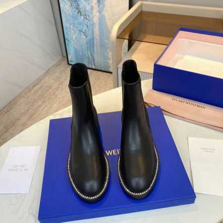 STUART WEITZMAN简称SW 秋冬新品，焕新演绎了经典切尔西靴。休闲的廓形设计搭配奢华的水晶缀饰 每一对鞋子均有200多个水钻配饰，这一组合既迷人又随 - 点击图像关闭