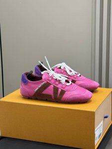 lv Ss25 New Arrival～从足尖来到街头，在 Balletcore 演变的关键节点，Lv用名为 Lv Sneakerina 的鞋款，给出了柔软之外