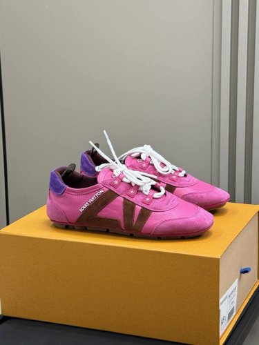 lv Ss25 New Arrival～从足尖来到街头，在 Balletcore 演变的关键节点，Lv用名为 Lv Sneakerina 的鞋款，给出了柔软之外