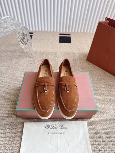 顶级版本 主打多色 Loro piana Lp乐福鞋 舒适休闲的软皮平地鞋 采用柔软的无衬里绒面牛皮革制作 浅色橡胶鞋底 是Loro piana鞋履共有的休闲特