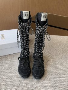 Dior迪奥 25春夏走秀款德训靴子 25Ss春夏秀场出镜率最高的单品 这双鞋改变了之前印象中的阿甘鞋单一的设计风格 保留着原本的造型 细节点缀上非常符合当下流