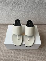 莞产新款 25Ss The Row 高跟 夹脚拖鞋 第一眼看到这个鞋子给人感觉很简单不起眼，其实上脚很好看，主要也好穿，整个鞋子非常柔软不磨脚。 真皮拖鞋面料进