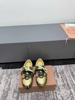 代购级 Miu Miu 25Ss 春夏新款走秀Miumiu 玛丽珍款德训 休闲鞋 秀场工艺来自Miu Miu系列的细节特写 新季的潮流要素一 与此刻挚爱的概念，