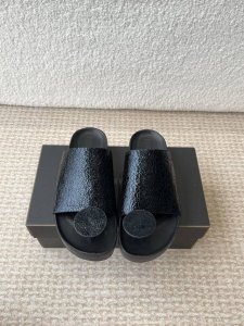 Uma Wang经典款复古做旧 懒人凉拖 专柜一上全部断货 难买程度堪比Guidi稀有，超级软上脚超级舒服，还特别减龄，浓浓的芭蕾舞艺术气息，仙气十足 强推 U