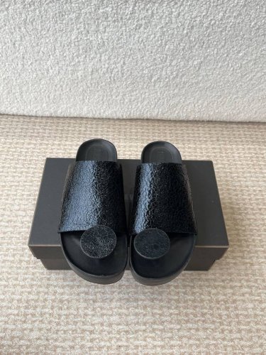 Uma Wang经典款复古做旧 懒人凉拖 专柜一上全部断货 难买程度堪比Guidi稀有，超级软上脚超级舒服，还特别减龄，浓浓的芭蕾舞艺术气息，仙气十足 强推 U