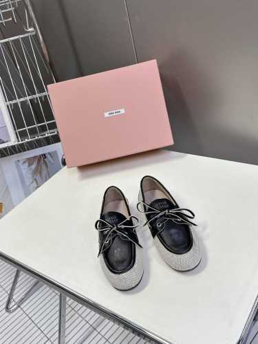 330 Miu Miu 缪缪米兰走秀款春夏豆豆鞋 “邋遢”来自Miu Miu系列的细节特写 以双色鞋带样式呈现 . 新季的潮流要素一 适当 “邋遢”，就是随性
