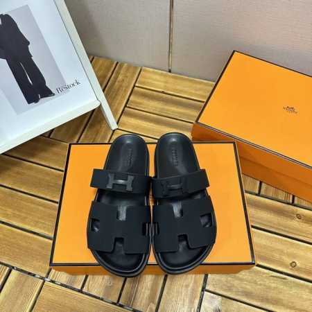 出厂 顶级版本 欢迎对比 情侣款 Hermes 爱马仕顶级版本二舅凉拖鞋 呆萌又优美鞋型，行走非常舒适 HermèS 包装升级，版型做工材料升级 Hermes市 - 点击图像关闭