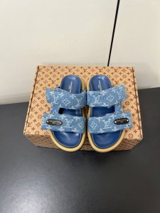 男300Lv爆款齐色男女同款 情侣码 路易威登面包拖 又一爆款 最新 强调 100%真羽绒填充 Lv一出即巅峰的超爆款的老花拖鞋面包的脚感 软绵绵的超舒服 火爆