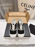 chanel* 小香2025Ss最新休闲鞋，目前超级流行的饼干鞋 网红明星小红书狂追热推 发售蠢萌可爱的造型带了点复古味！ 造型特殊，很有辨识度， 显瘦显腿长，