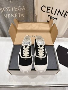 chanel* 小香2025Ss最新休闲鞋，目前超级流行的饼干鞋 网红明星小红书狂追热推 发售蠢萌可爱的造型带了点复古味！ 造型特殊，很有辨识度， 显瘦显腿长，