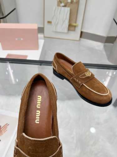 MiuMiu 24FW 走秀金币乐福鞋 Miu女孩们的新色乐福来啦！今年秋冬的复古做旧的新色 牛皮材质！今年Miu爆火的不要不要的！都是那种做旧的皮质 穿上超好