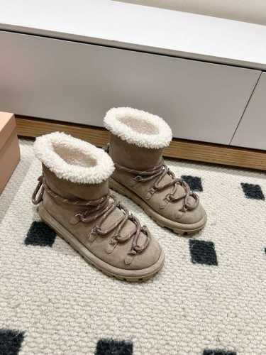 G024代购级别独家首发miumiu缪缪雪地靴2024秋冬新款棉鞋单鞋来自Miu Miu系列的细节特写 新季的潮流要素 与此刻挚爱的概念，多元对撞，传达现代风格
