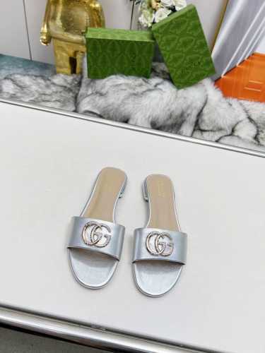 出厂价:橡胶底 顶级版本真皮大底 Gucci 古驰5春夏新款双G饰扣圆头平底粗跟拖鞋，这G家系列拖鞋太好看了，高端必入款～ 双G Logo上脚太好看了，气质款！
