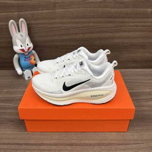 顶级版本 Nike Vomero 18 舒适防滑耐磨 低帮跑步鞋，情侣款 码数：36-45 含半码 全套得物包装：毒卡 毒扣 棉袜 毒盒。