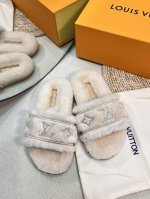 路易威登lv秋冬最新款毛毛拖鞋～ 这双毛拖也是好好看！皮质的就是非常高级呀！！搭配秋冬的牛仔短裤 简直就是完美呀！穿上立马拥有理想的身高有没有！ 大爱款，有时尚