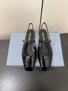 PRADA 普拉达 25ss 春夏新款 平跟方头后空凉鞋单鞋简单的设计大概就是它最让人喜欢的点 不是烂大街的那种 很有自己的品牌个性面料：进口小牛漆皮 内里：进