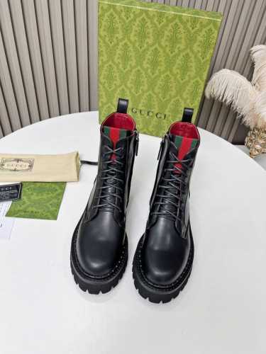 出厂价Pp： 元 2025最新版古琦Gucci百搭绑带马丁靴，方便穿脱‘品牌织带拼色搭配 跟高：5Cm 面料：牛皮 开边珠 内里 垫脚：红色牛里 大底是发泡大底
