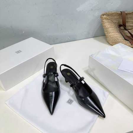 高品质出厂 ！小众潮牌Toteme25春夏 瑞士小众复古平底、猫跟尖头后空凉鞋！这种复古休闲的风格真的格外受欢迎，鞋型是今年流行的很火很复古的尖头头设计，相比圆 - 点击图像关闭