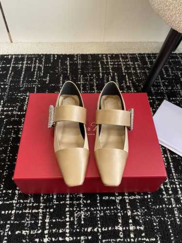 代购级 Roger Vivier RV最新款钻扣真丝方头粗跟系列显玛丽珍单 法式复古感好迷人一眼就相中，显白又显优雅气质~无论是搭配裙装还是牛仔裤都hin有女人