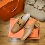 HERMES 官网最新H扣爱马仕半拖 经典之作、顶级版本！今年再次升级，原版购入一比一高级定制，工艺精湛，绝不偷工减料，力求跟原版零区别6Cm跟高设计，上脚无敌