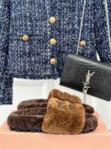 厂价 MIUMIU经典秋冬字母毛毛拖鞋 这季节美鞋太多这款毛拖 真的是让我无法自拔真太可爱了～ 毛茸茸的羊毛是选用欧洲进口A级羊毛 我们做到与原版一致满鞋 全部