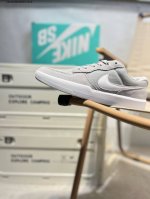 耐克Nike Sb Force 58 运动滑板鞋。这是一款将前沿创新带入街头的单品，它具有硫化杯底，具有出色的耐用性和灵活性。使用柔软皮革和帆布拼接，在饰面上放
