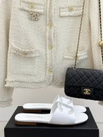 厂价 Chane*｜小香25P春夏新品 水钻双C拖鞋 这一季的春款真的太爱了！ 点缀的水钻双C在阳光下Blingbling 逛街、约会、通勤都都能轻松驾驭