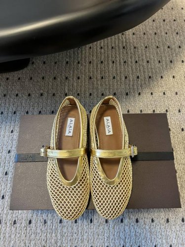 独家新品 Alaia 25 走秀款平底网面芭蕾舞鞋 兜兜转转还得是Alaia 极致的舒适和百搭 交叉带的设计有种芭蕾舞的感觉 章小蕙同款 甜酷芭蕾风 人气超高的