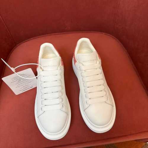 Alexander McQueen 极品代购级别，顶级版本！MQ麦昆运动鞋时尚休闲！麦昆小白鞋看遍了市场上所谓的最高版本，已经无力吐槽... 鞋面：原版定做蜡感