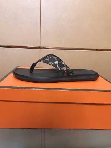 工厂p价 Gucci古奇拖鞋 男鞋高端品牌 最新力作：原面料釆用进口品牌印花，升级版大底，更轻便。简单不失品味，潮人必备，时尚就在脚下，自信满满，夏季拖鞋的季节